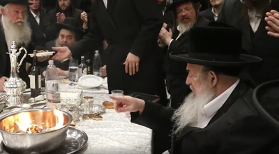 הרבי שורף את הפתילות