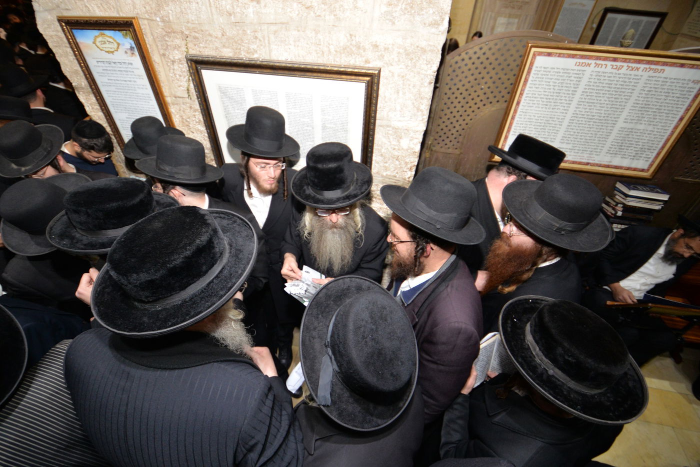 המונים התפללו ב'זאת חנוכה' בקבר רחל