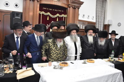 האדמו"רים בריקוד של שמחה