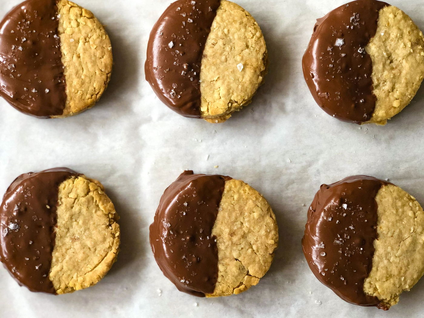 עוגיות שיבולת שועל במילוי חמאת בוטנים טבולות בשוקולד