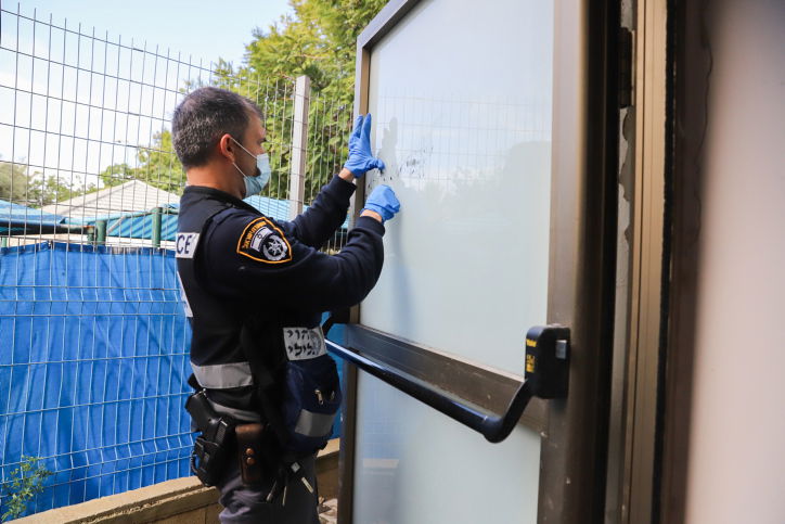 משטרה בבית כנסת, אילוסטרציה