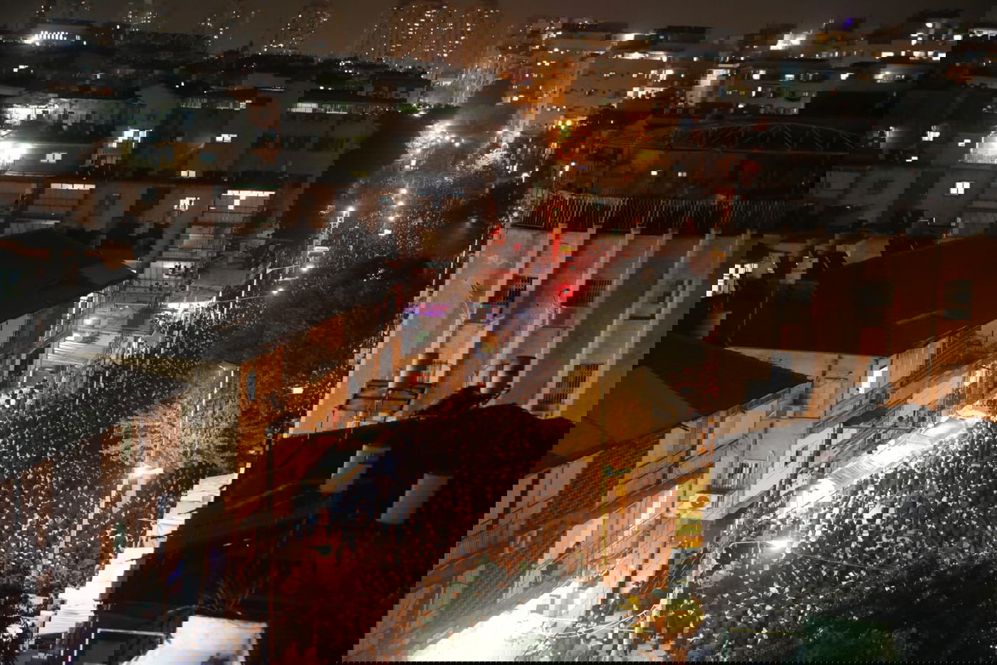 בעקבות התביעה: אלפי חסידי גור הפגינו בבני ברק • תיעוד