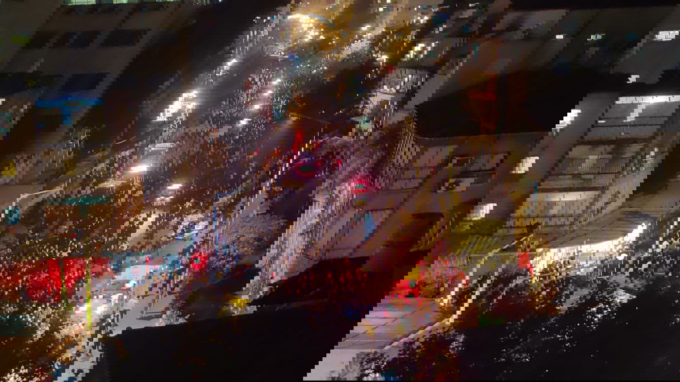 בעקבות התביעה: אלפי חסידי גור הפגינו בבני ברק • תיעוד