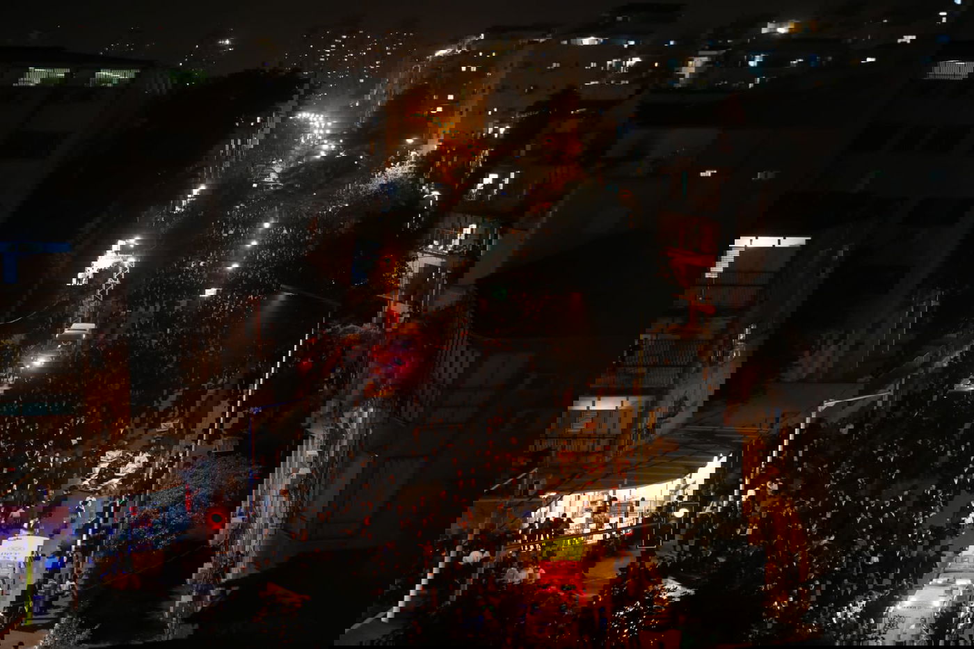 בעקבות התביעה: אלפי חסידי גור הפגינו בבני ברק • תיעוד