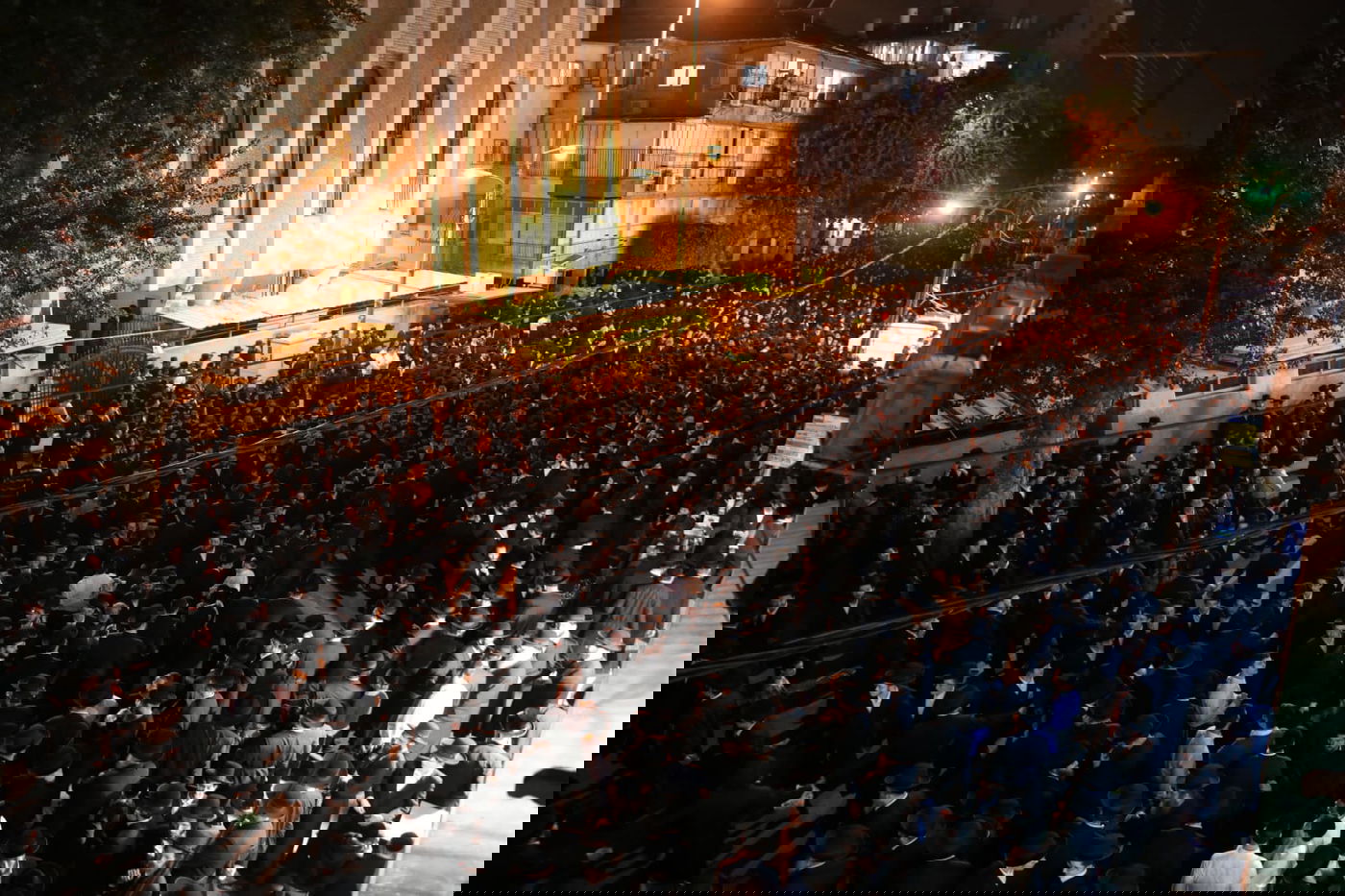 בעקבות התביעה: אלפי חסידי גור הפגינו בבני ברק • תיעוד