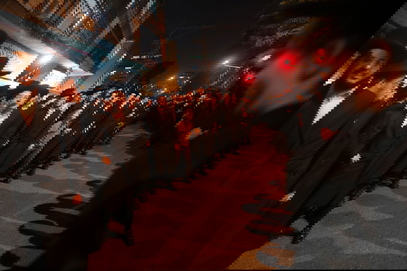 בעקבות התביעה: אלפי חסידי גור הפגינו בבני ברק • תיעוד