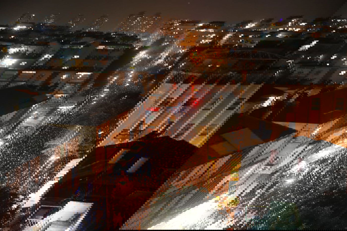 בעקבות התביעה: אלפי חסידי גור הפגינו בבני ברק • תיעוד