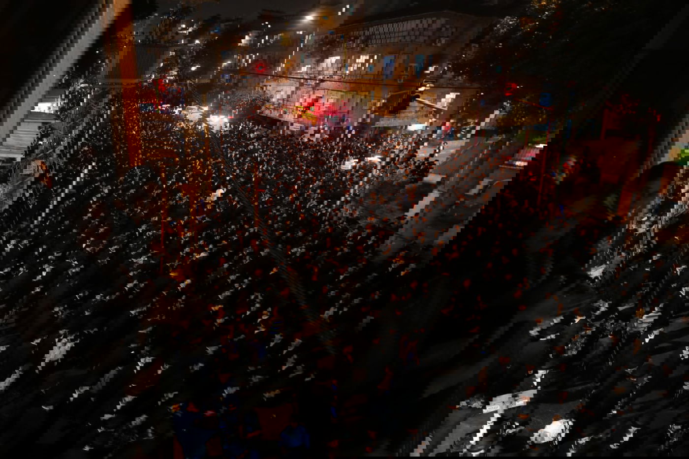 בעקבות התביעה: אלפי חסידי גור הפגינו בבני ברק • תיעוד