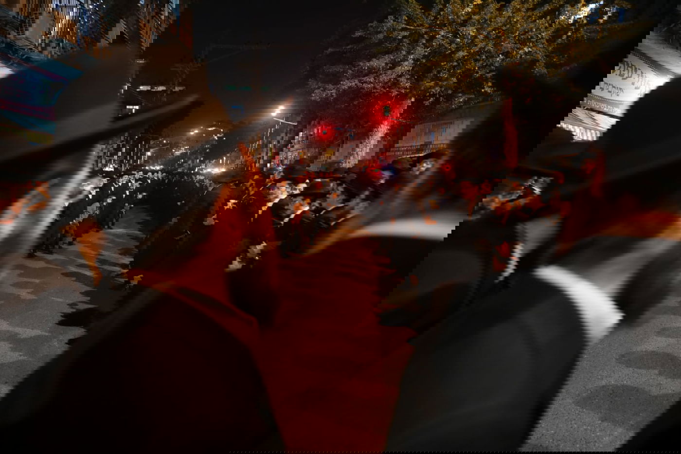 בעקבות התביעה: אלפי חסידי גור הפגינו בבני ברק • תיעוד