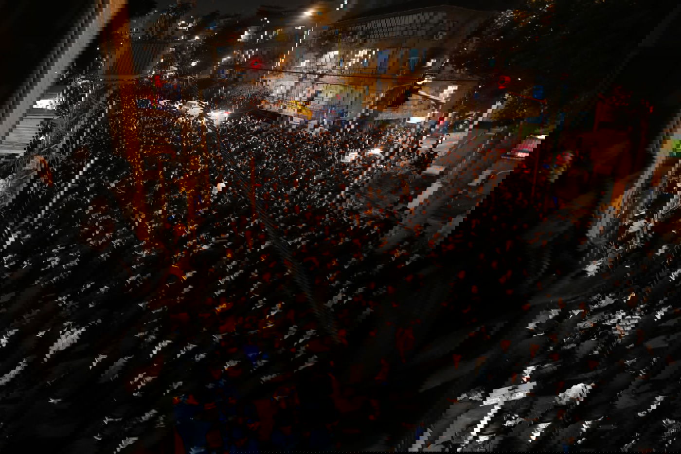 בעקבות התביעה: אלפי חסידי גור הפגינו בבני ברק • תיעוד