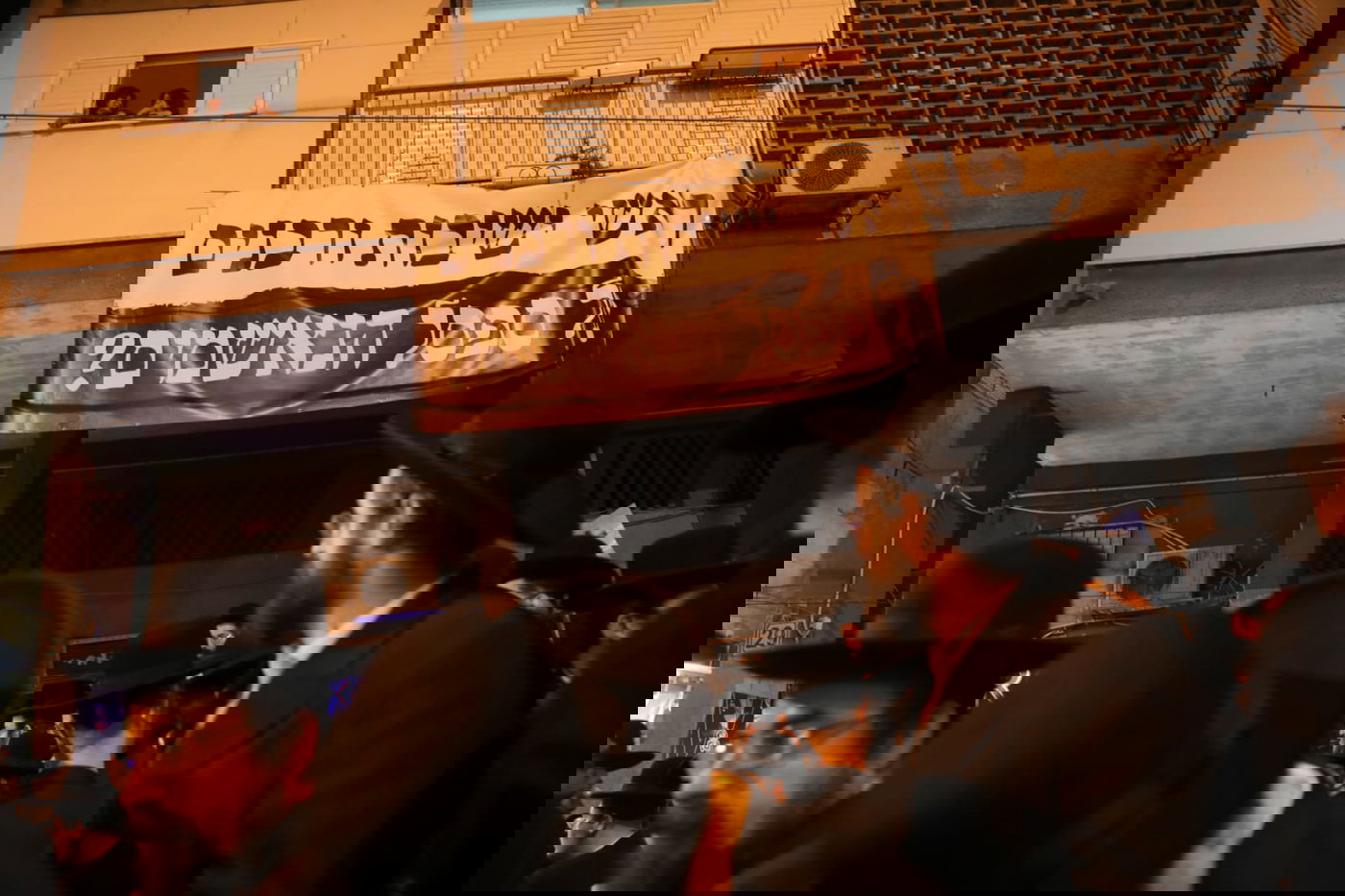 בעקבות התביעה: אלפי חסידי גור הפגינו בבני ברק • תיעוד