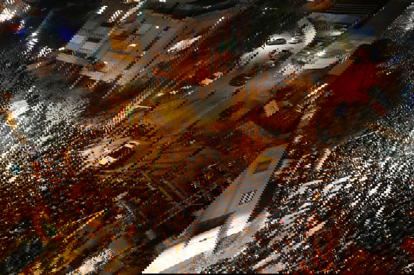 בעקבות התביעה: אלפי חסידי גור הפגינו בבני ברק • תיעוד