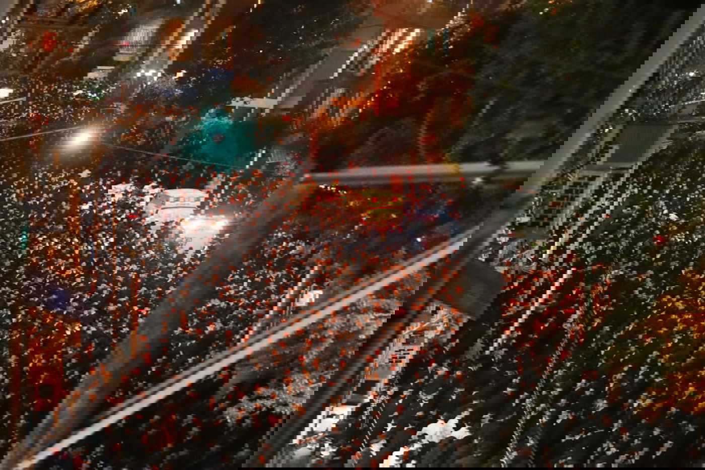 בעקבות התביעה: אלפי חסידי גור הפגינו בבני ברק • תיעוד