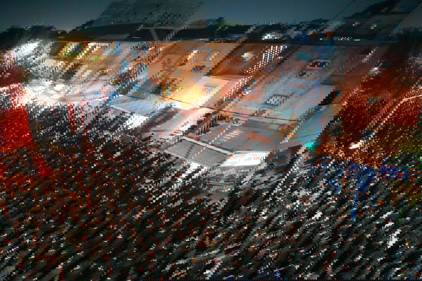 בעקבות התביעה: אלפי חסידי גור הפגינו בבני ברק • תיעוד