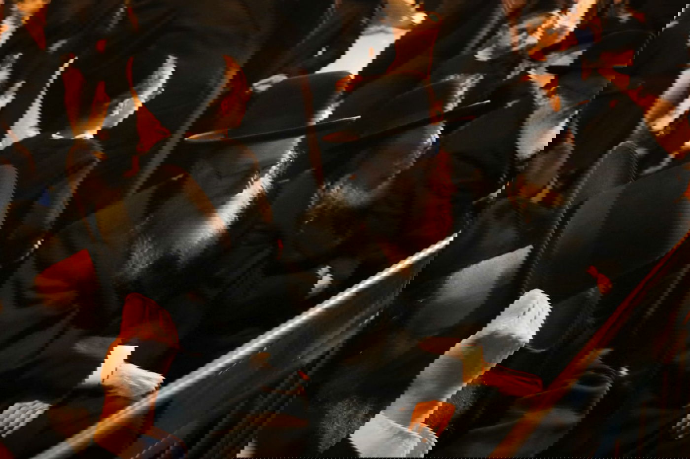 בעקבות התביעה: אלפי חסידי גור הפגינו בבני ברק • תיעוד