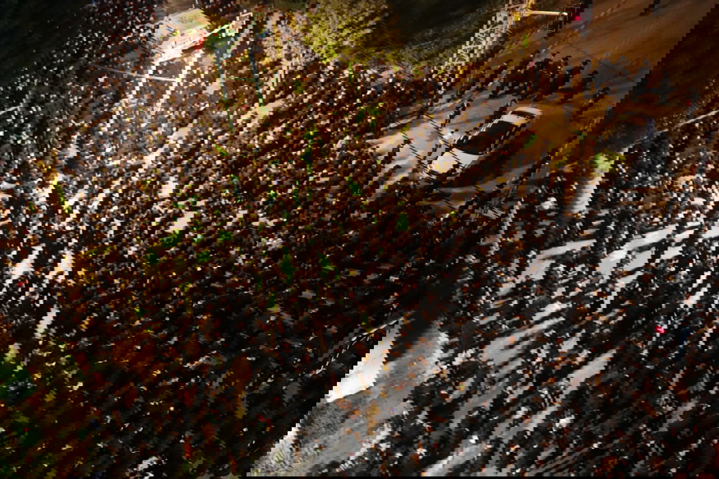 בעקבות התביעה: אלפי חסידי גור הפגינו בבני ברק • תיעוד