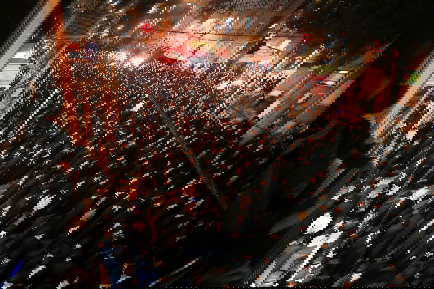 בעקבות התביעה: אלפי חסידי גור הפגינו בבני ברק • תיעוד