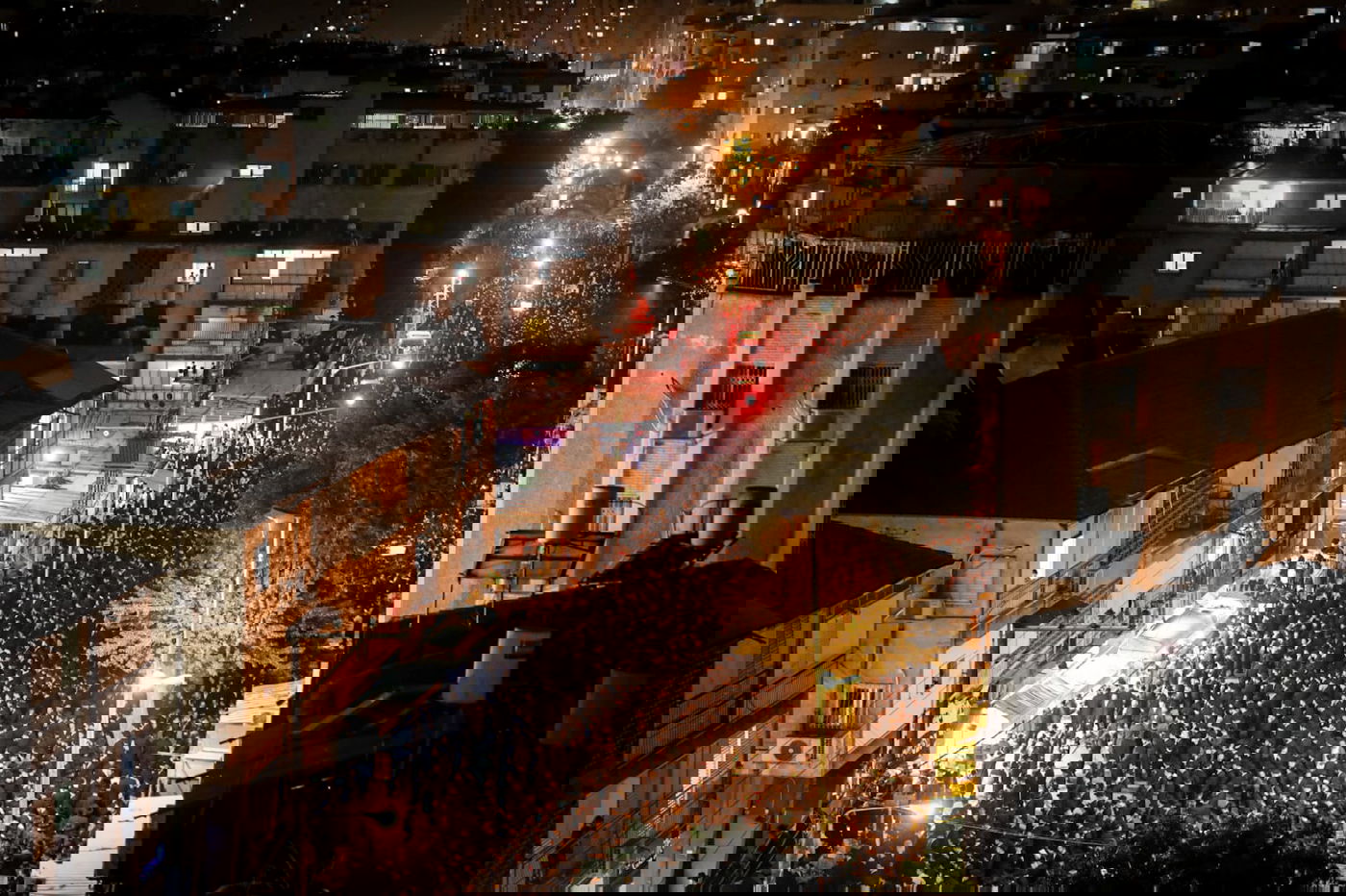 בעקבות התביעה: אלפי חסידי גור הפגינו בבני ברק • תיעוד