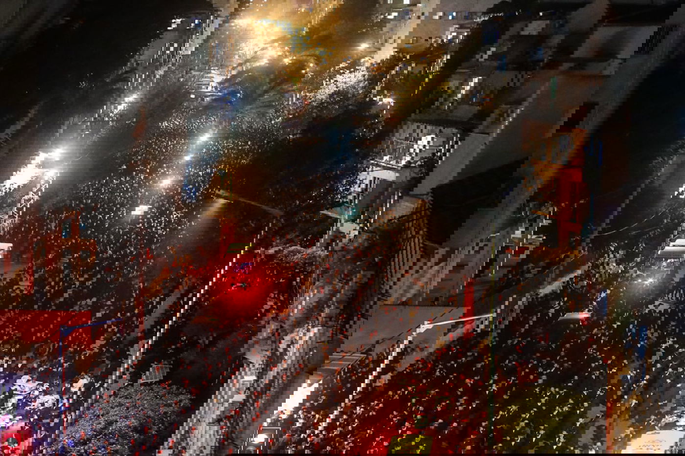 בעקבות התביעה: אלפי חסידי גור הפגינו בבני ברק • תיעוד