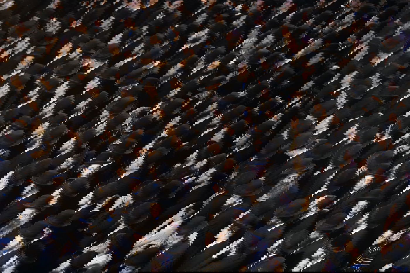 בעקבות התביעה: אלפי חסידי גור הפגינו בבני ברק • תיעוד