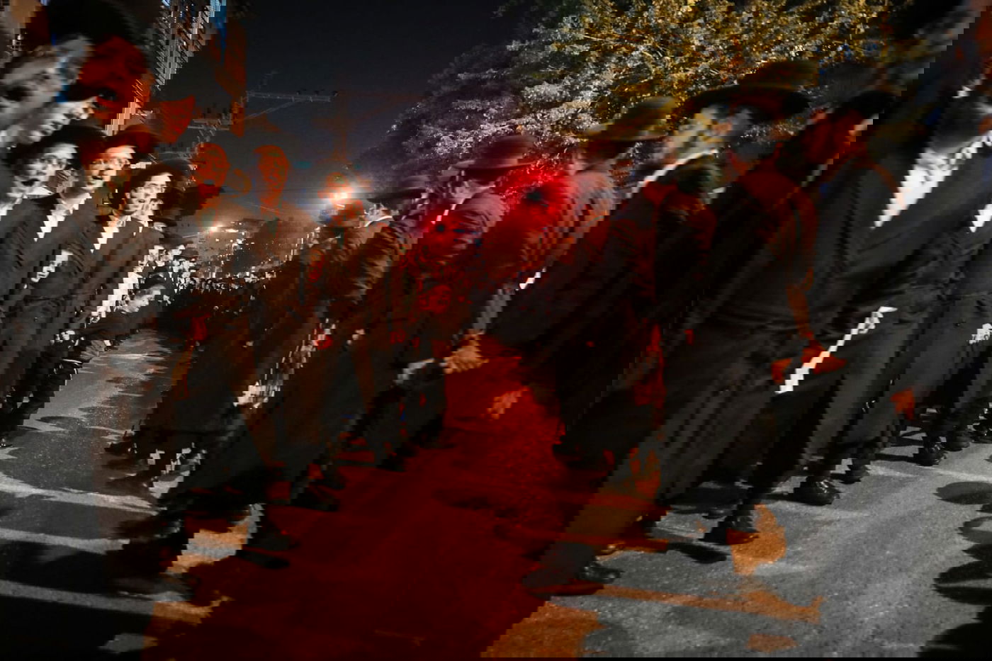 בעקבות התביעה: אלפי חסידי גור הפגינו בבני ברק • תיעוד