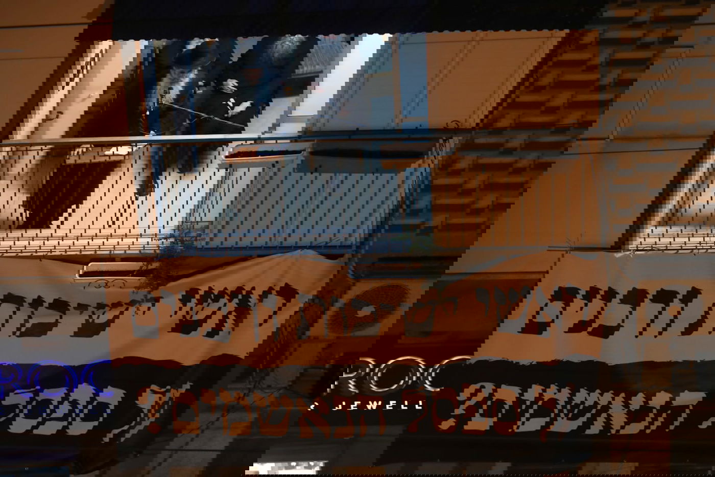 בעקבות התביעה: אלפי חסידי גור הפגינו בבני ברק • תיעוד