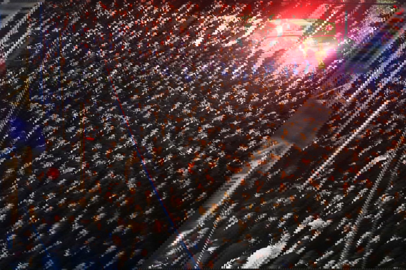 בעקבות התביעה: אלפי חסידי גור הפגינו בבני ברק • תיעוד