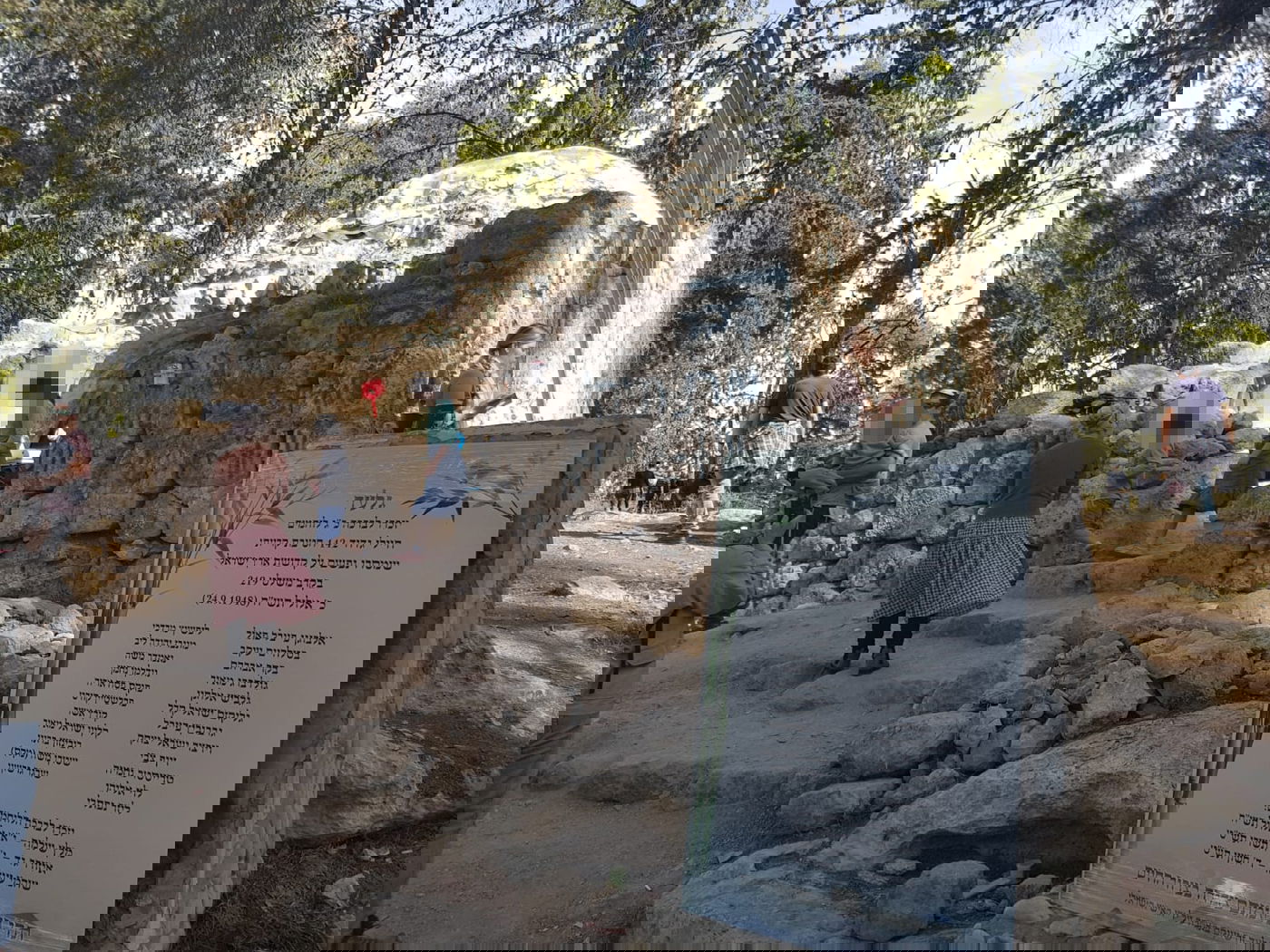 תמונה מסוף חנוכה תשפ"ב. השלט שבנו מבקרי המקום מכספם לזכר החיילים - וכוחות הפינוי לקחו את זה