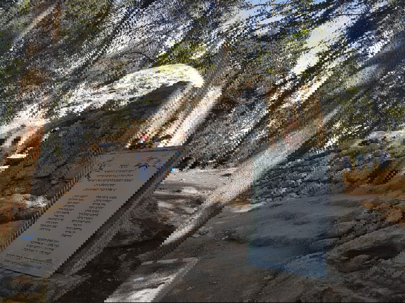 תמונה מסוף חנוכה תשפ"ב. השלט שבנו מבקרי המקום מכספם לזכר החיילים - וכוחות הפינוי לקחו את זה