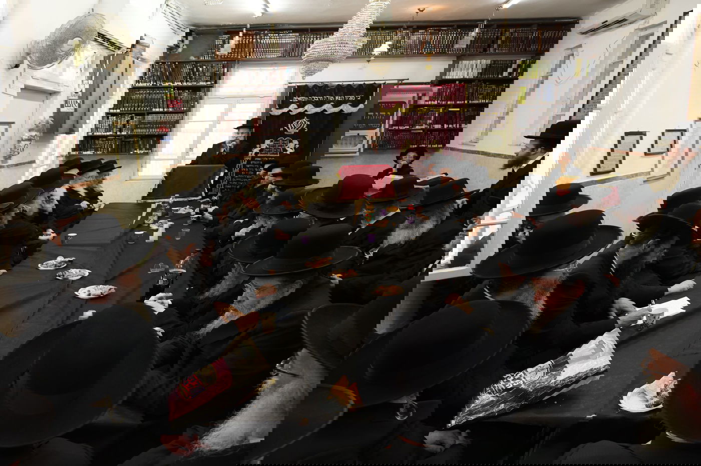 לפני הדיון: בני וחתני האדמו"ר מגור בכינוס מחאה • תיעוד