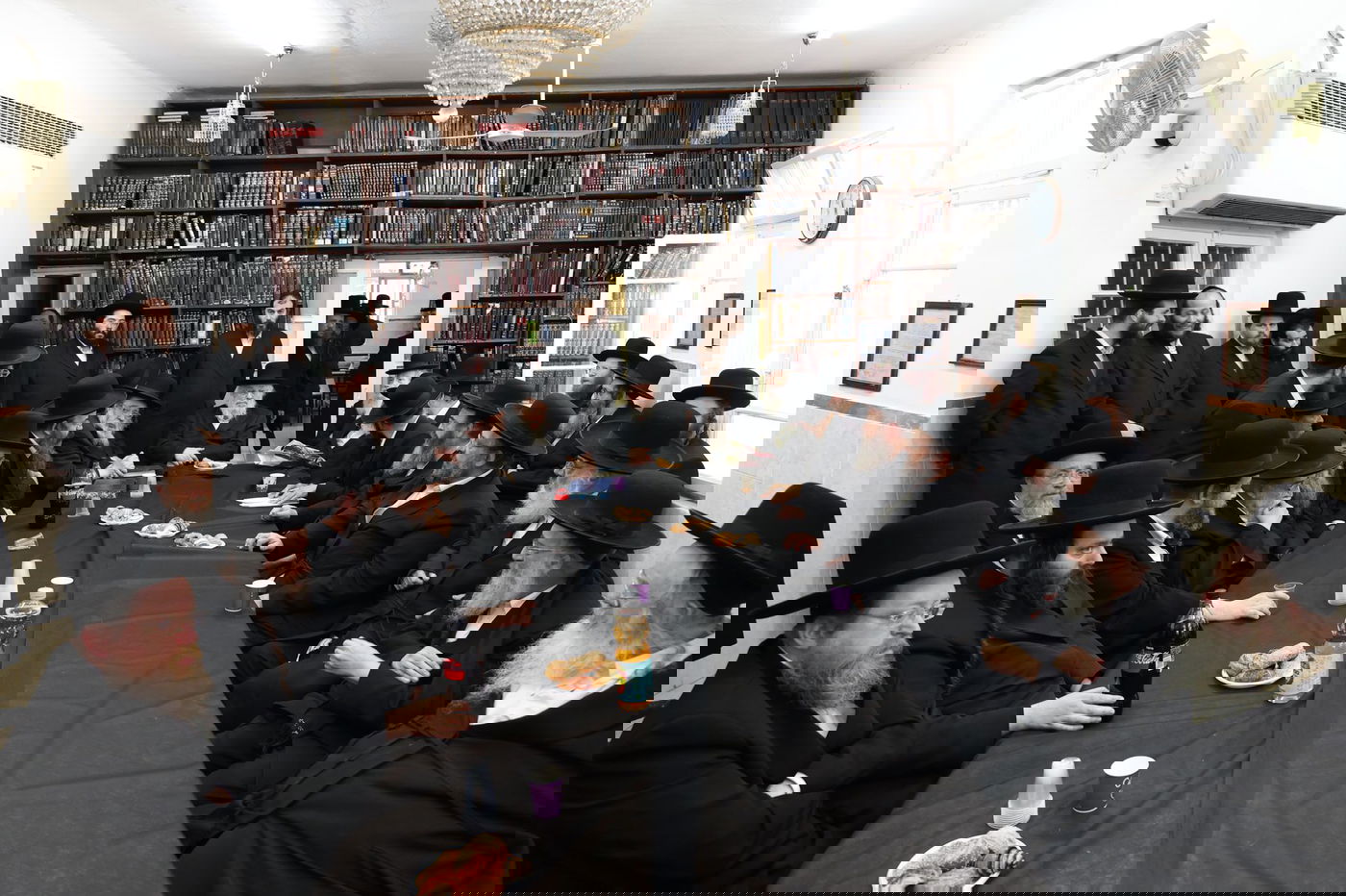 לפני הדיון: בני וחתני האדמו"ר מגור בכינוס מחאה • תיעוד