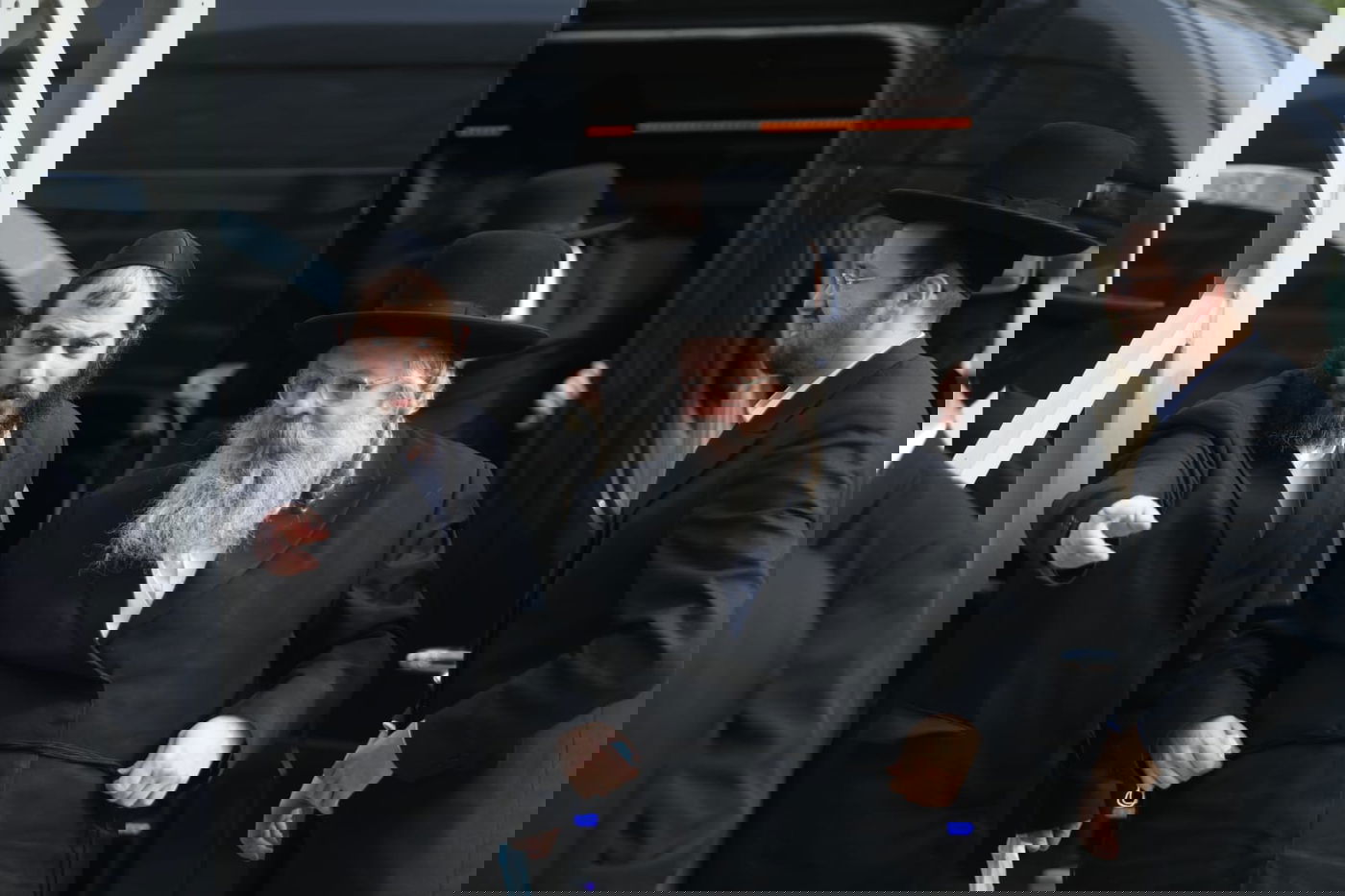 בן האדמו"ר מגור ורבני החסידות התייצבו בביהמ"ש; תיעוד