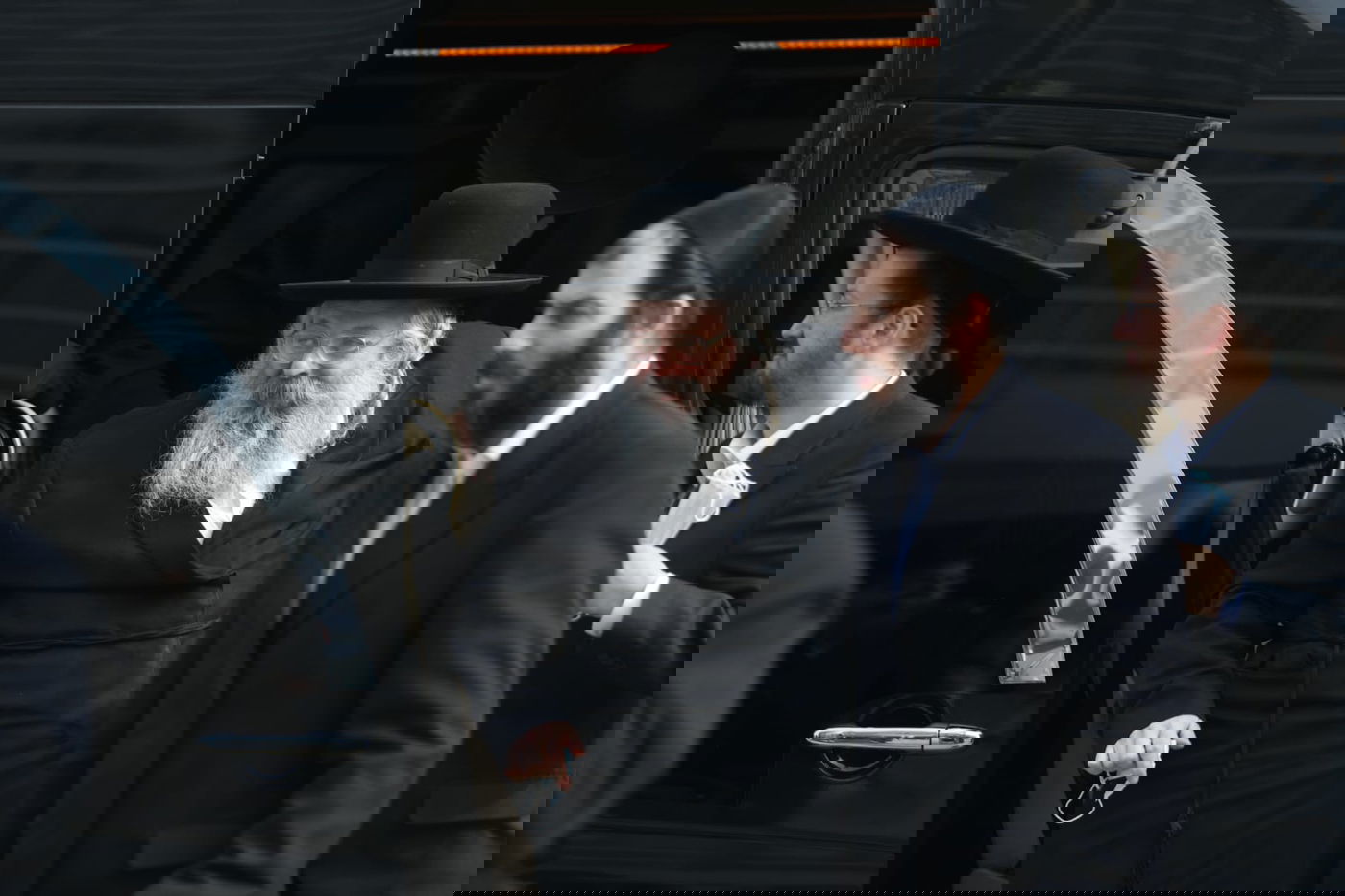 בן האדמו"ר מגור ורבני החסידות התייצבו בביהמ"ש; תיעוד