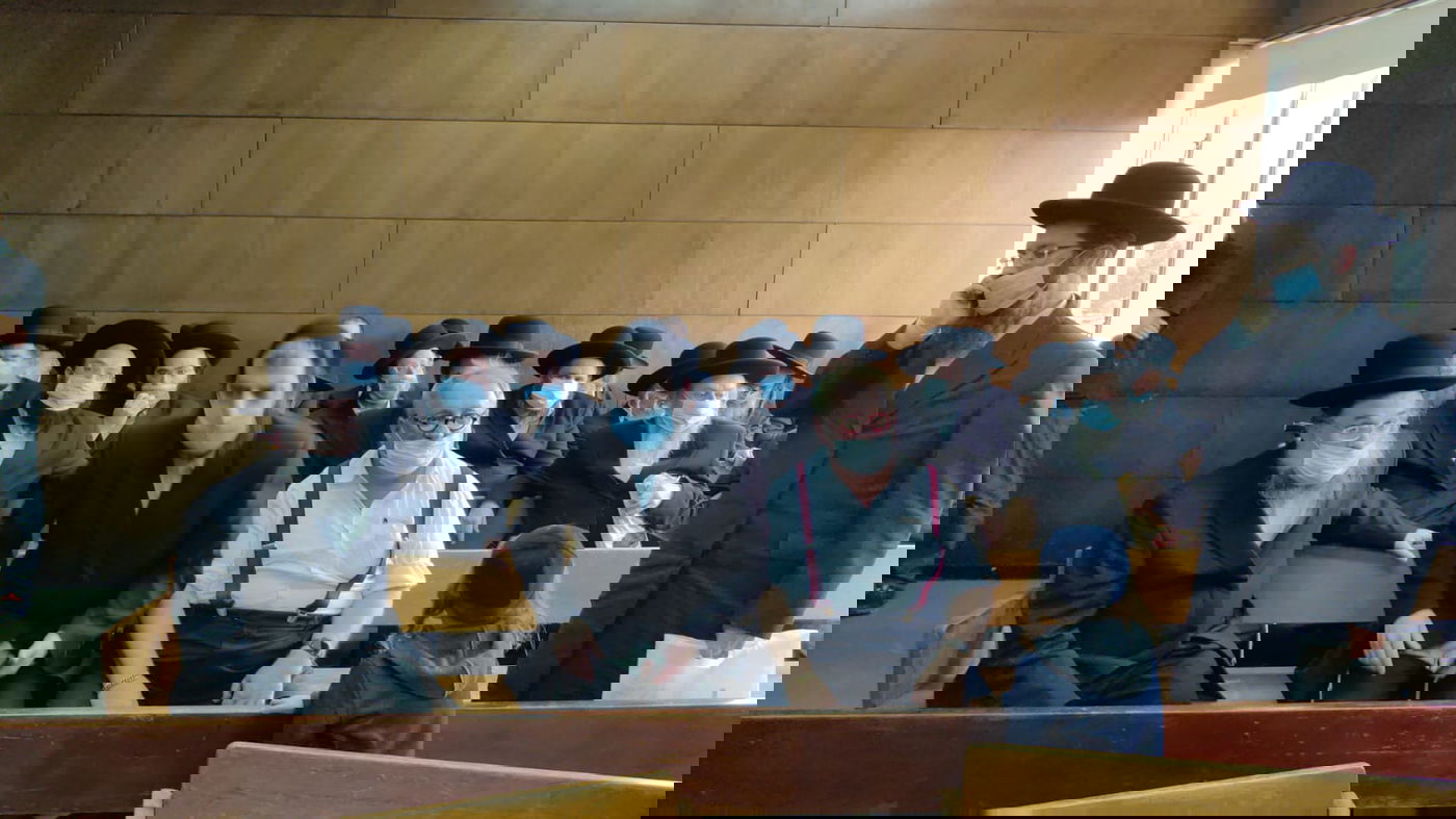 בן האדמו"ר מגור ורבני החסידות התייצבו בביהמ"ש; תיעוד