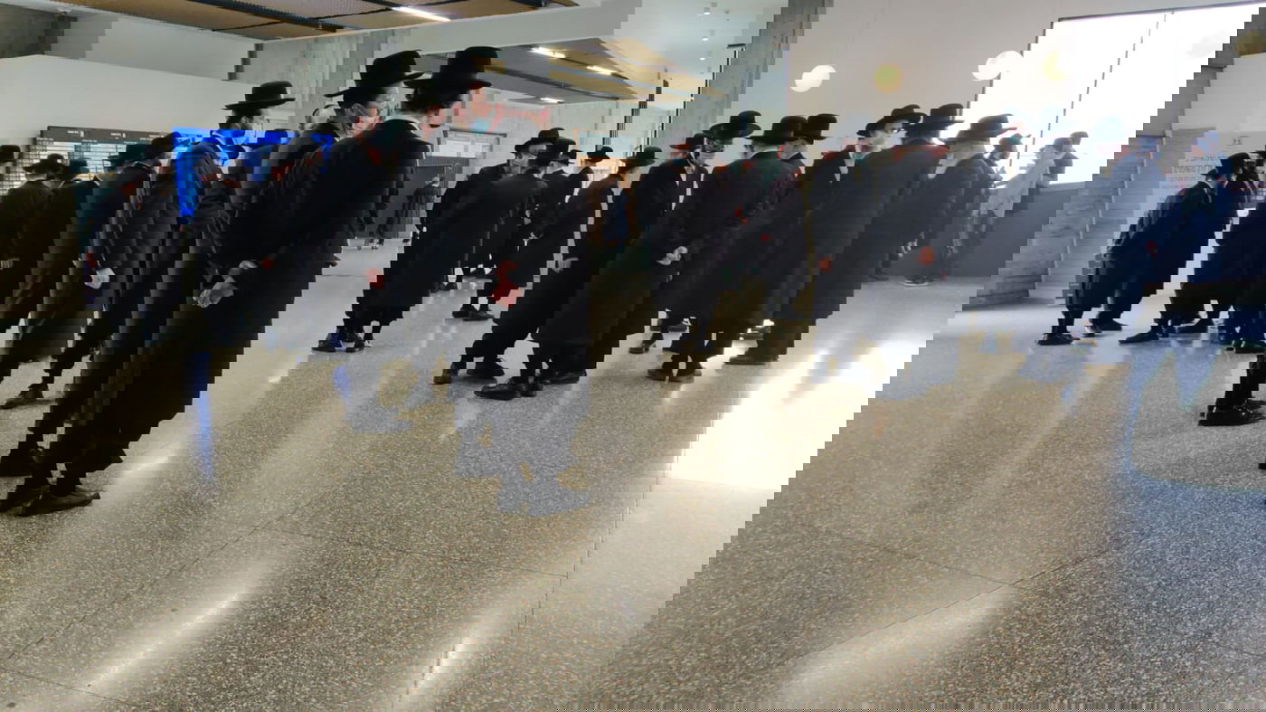 בן האדמו"ר מגור ורבני החסידות התייצבו בביהמ"ש; תיעוד