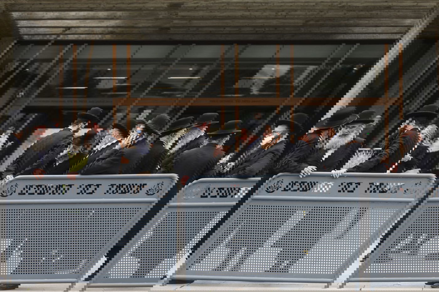 בן האדמו"ר מגור ורבני החסידות התייצבו בביהמ"ש; תיעוד