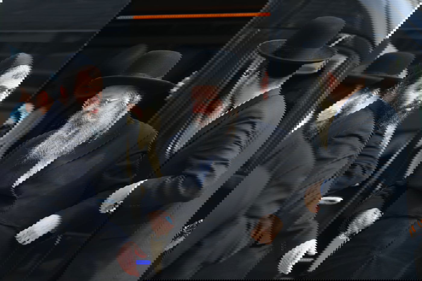 בן האדמו"ר מגור ורבני החסידות התייצבו בביהמ"ש; תיעוד