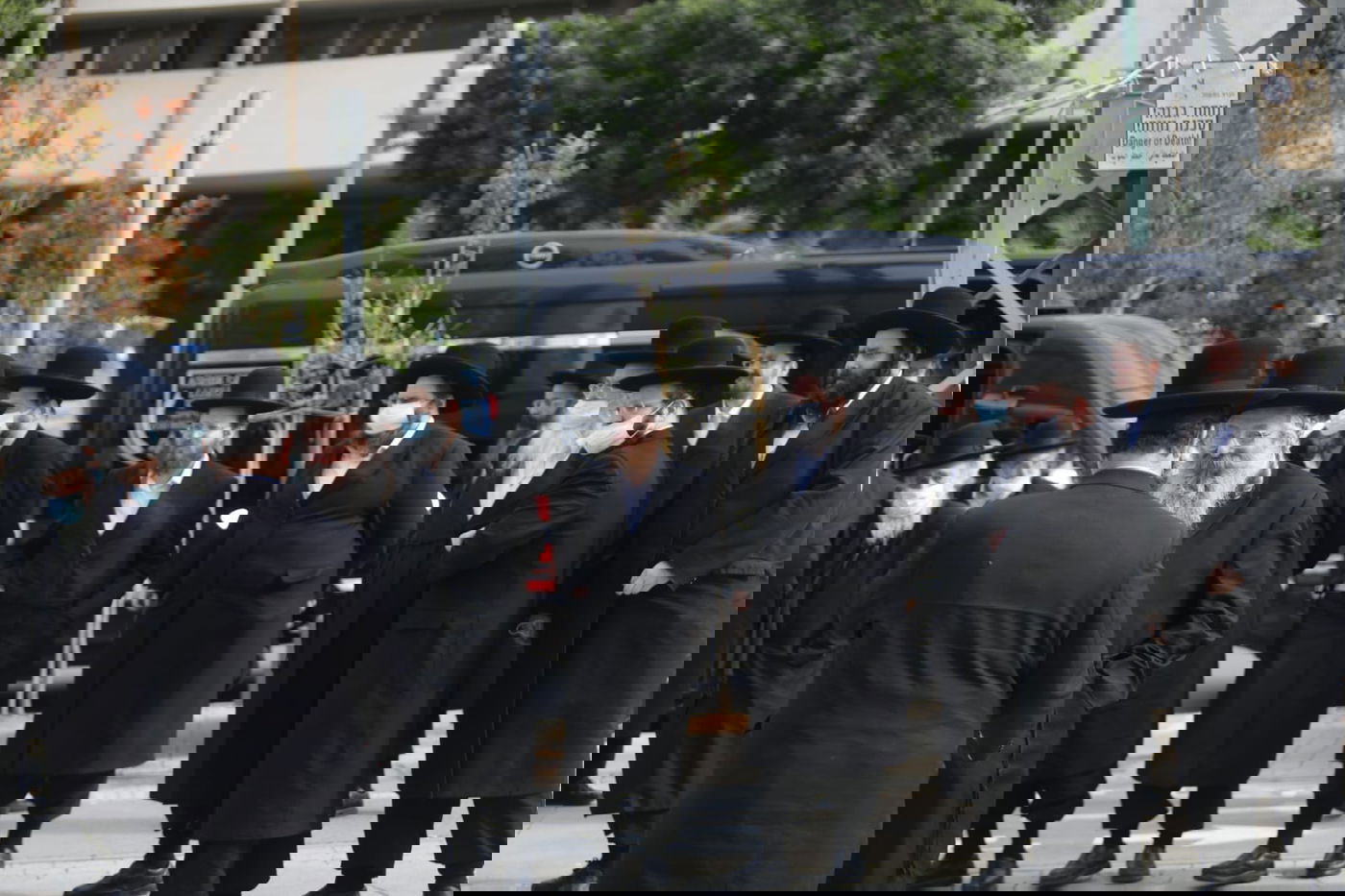 בן האדמו"ר מגור ורבני החסידות התייצבו בביהמ"ש; תיעוד