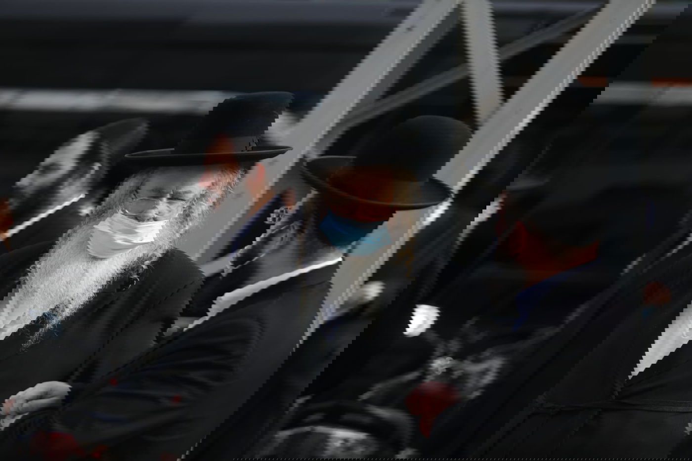 בן האדמו"ר מגור ורבני החסידות התייצבו בביהמ"ש; תיעוד