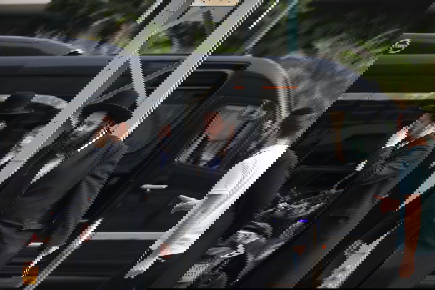 בן האדמו"ר מגור ורבני החסידות התייצבו בביהמ"ש; תיעוד