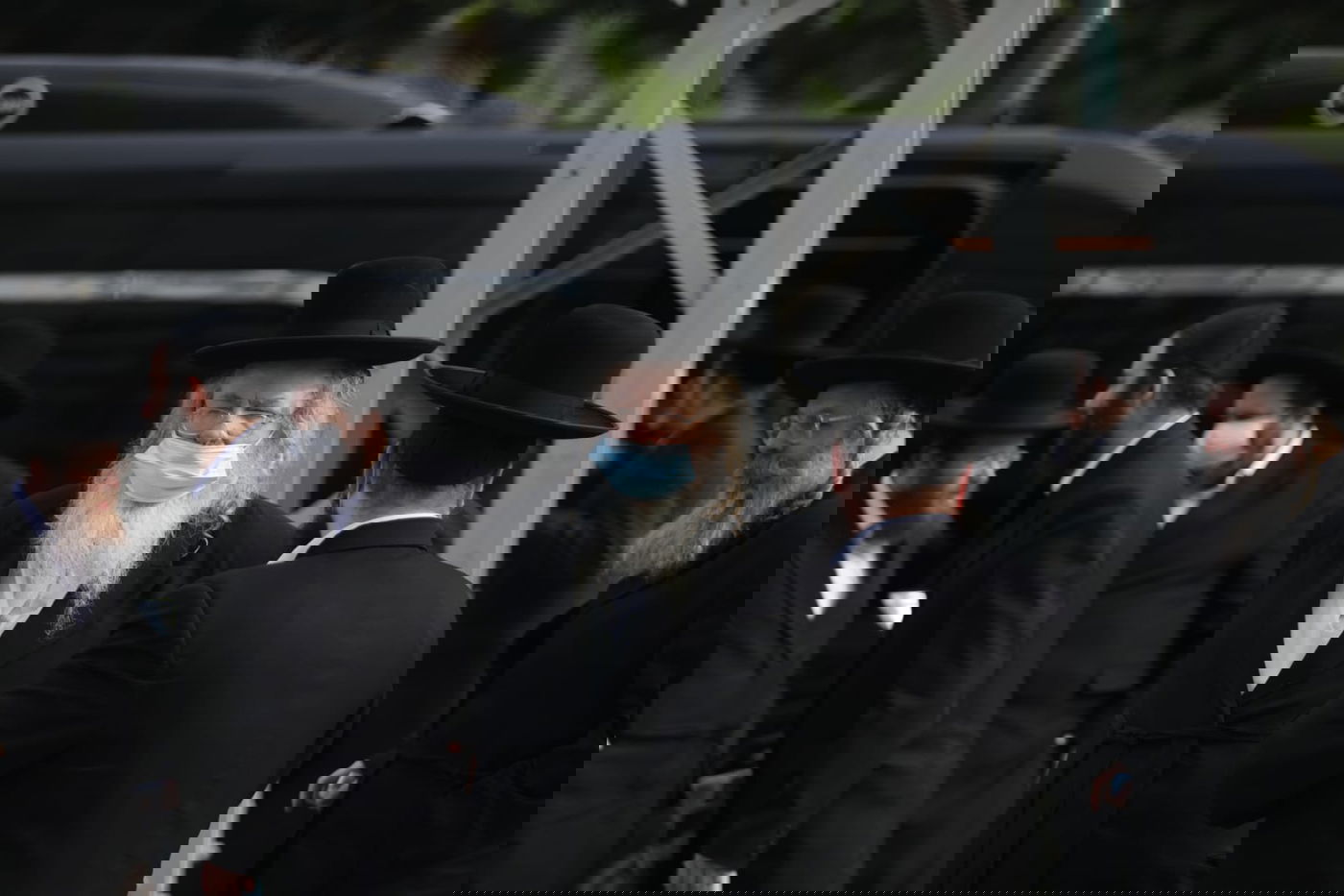 בן האדמו"ר מגור ורבני החסידות התייצבו בביהמ"ש; תיעוד