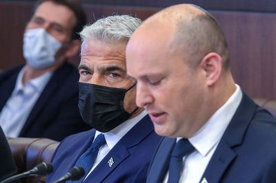 שני נערים בריטיים מתו מאומיקרון? הסיפור שהמציא בנט