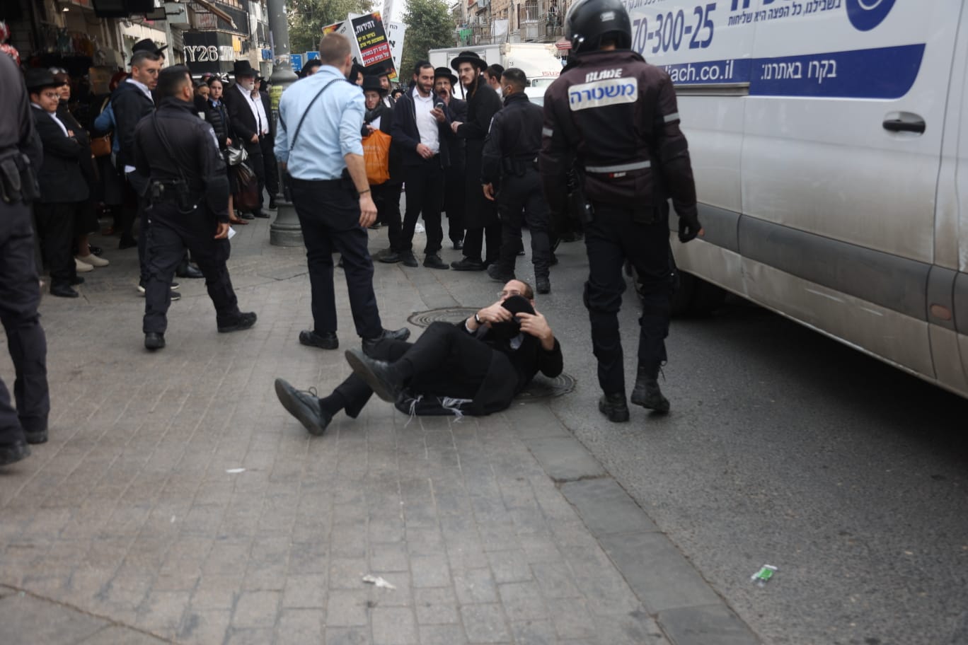 גאולה: קיצוניים זרקו דגים מקולקלים על חנויות