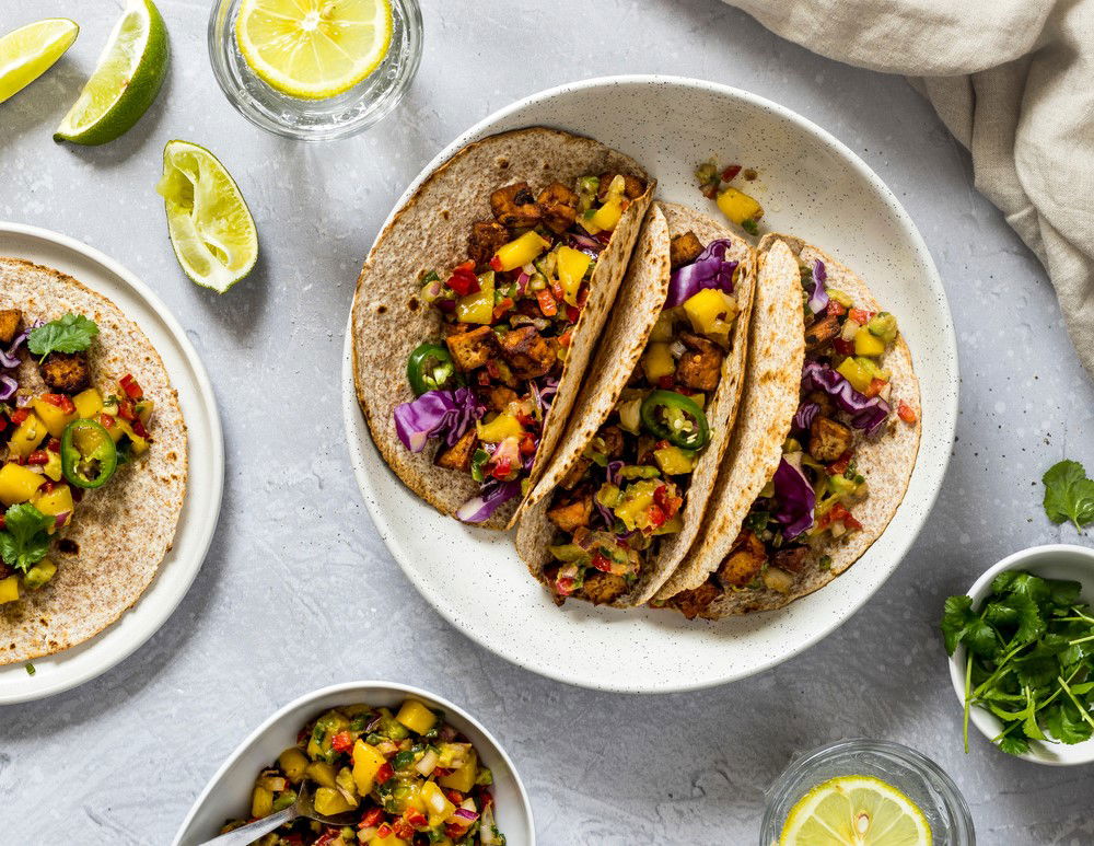 טאקו טבעוני עם סלסת מנגו ואבוקדו