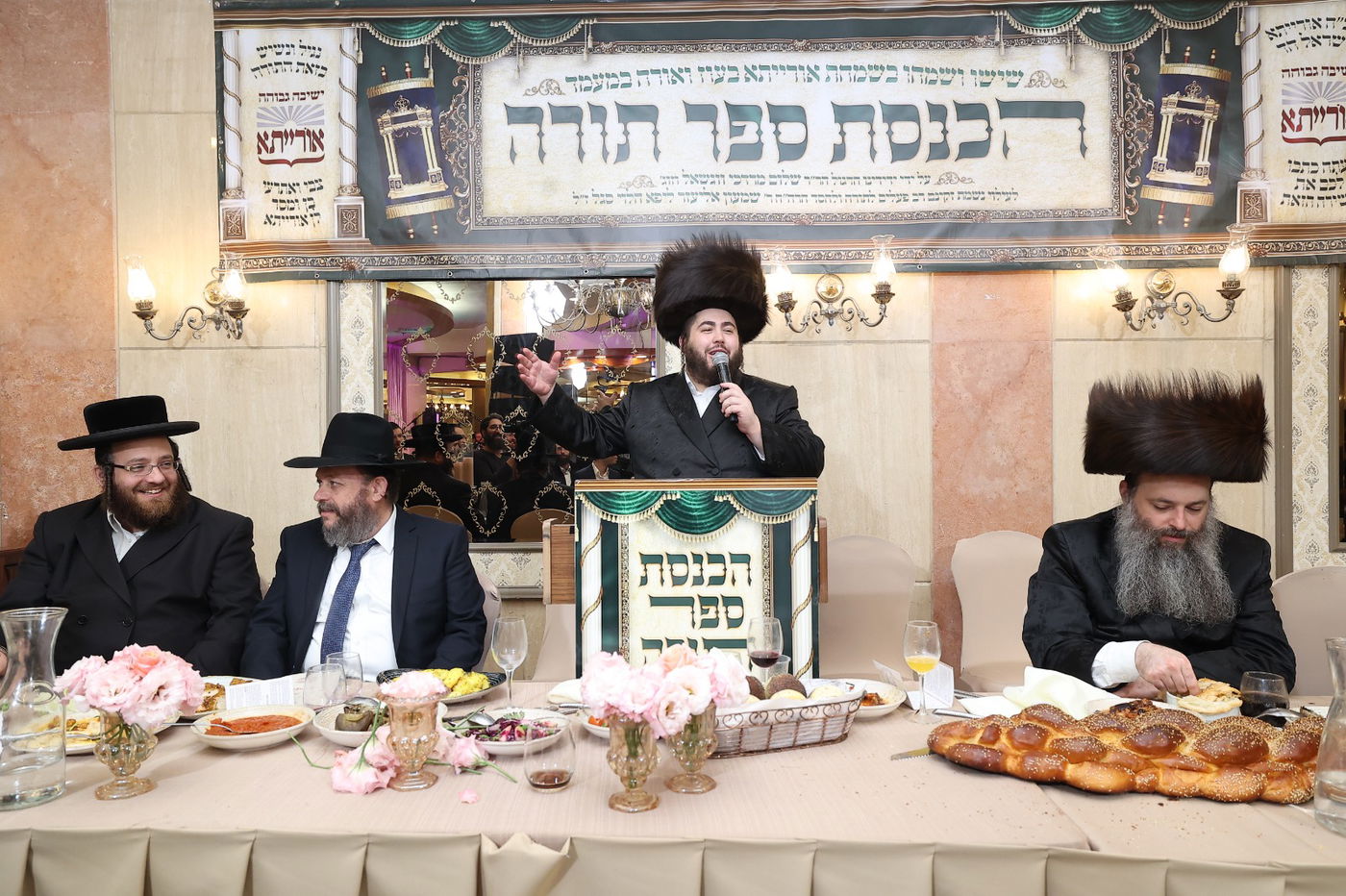 המפיק הכניס ספר תורה ל'אורייתא' • תיעוד