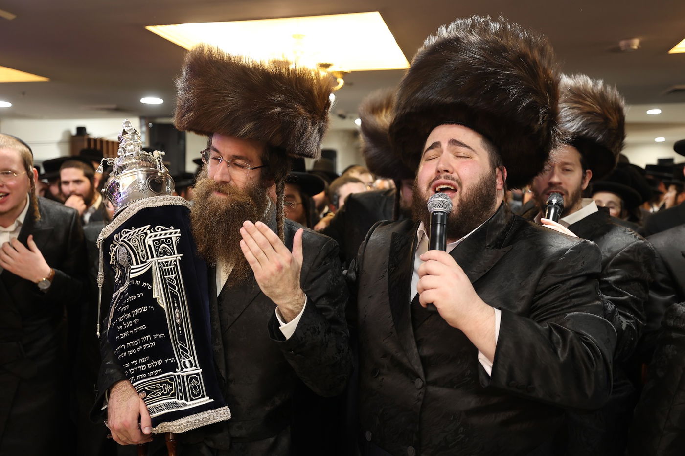 המפיק הכניס ספר תורה ל'אורייתא' • תיעוד