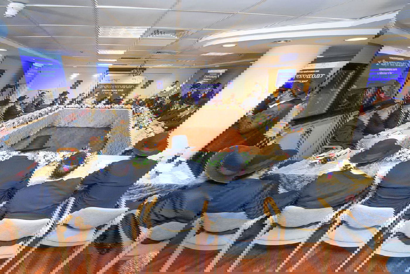 רבנים ורופאים נועדו ב'שיבא' לעידוד התחסנות ולמלחמה בפייק