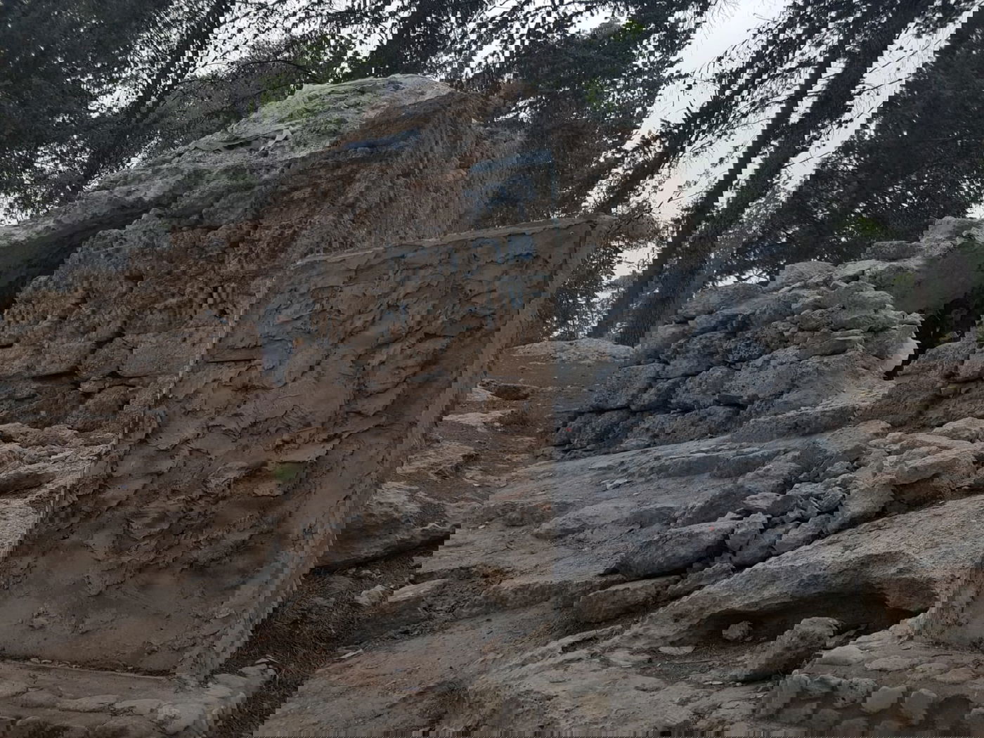 האנדרטה לאחר שפונתה