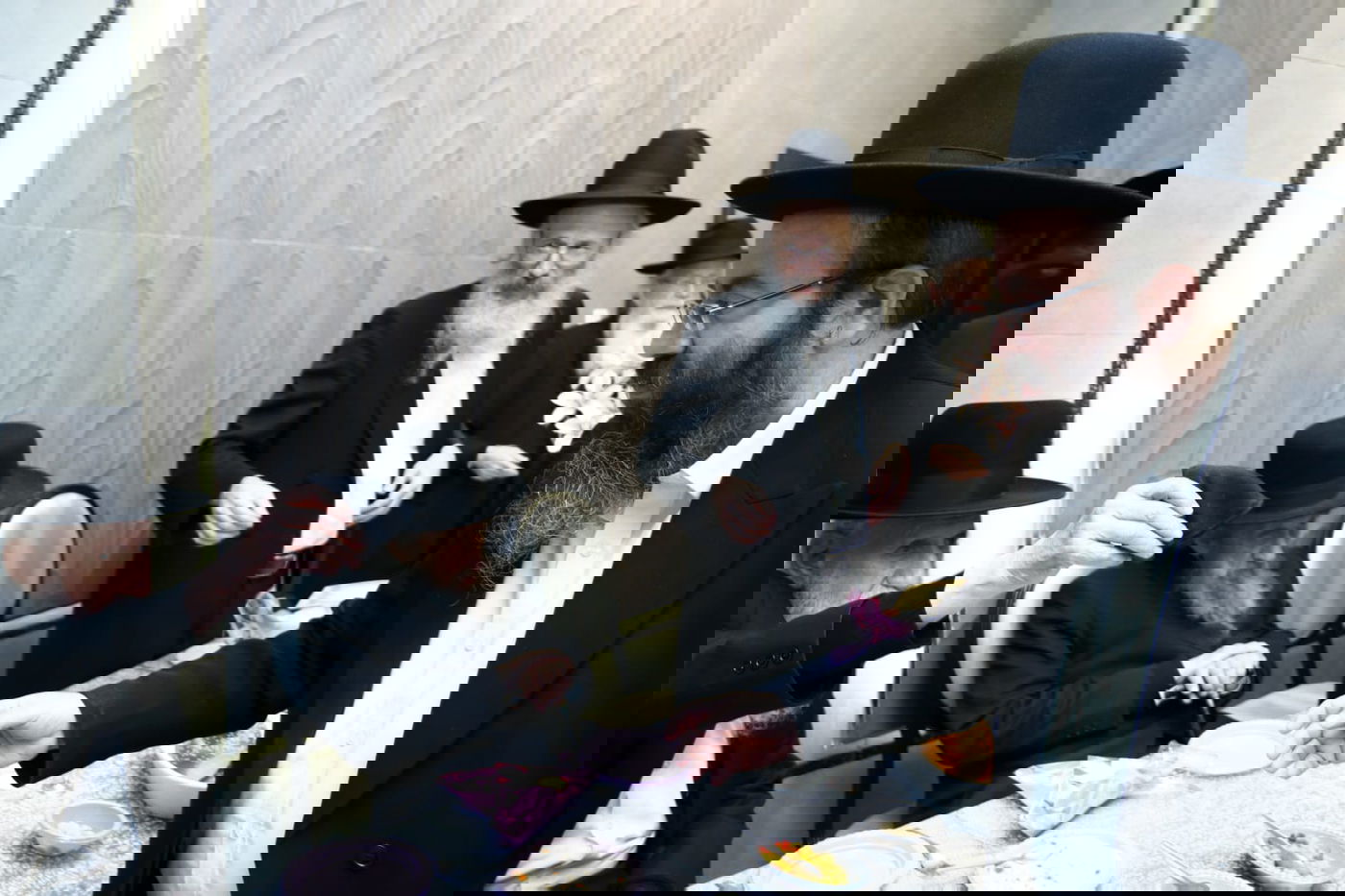 תיעוד: שמחת האירוסין לנכדת ראש ישיבת סלבודקא