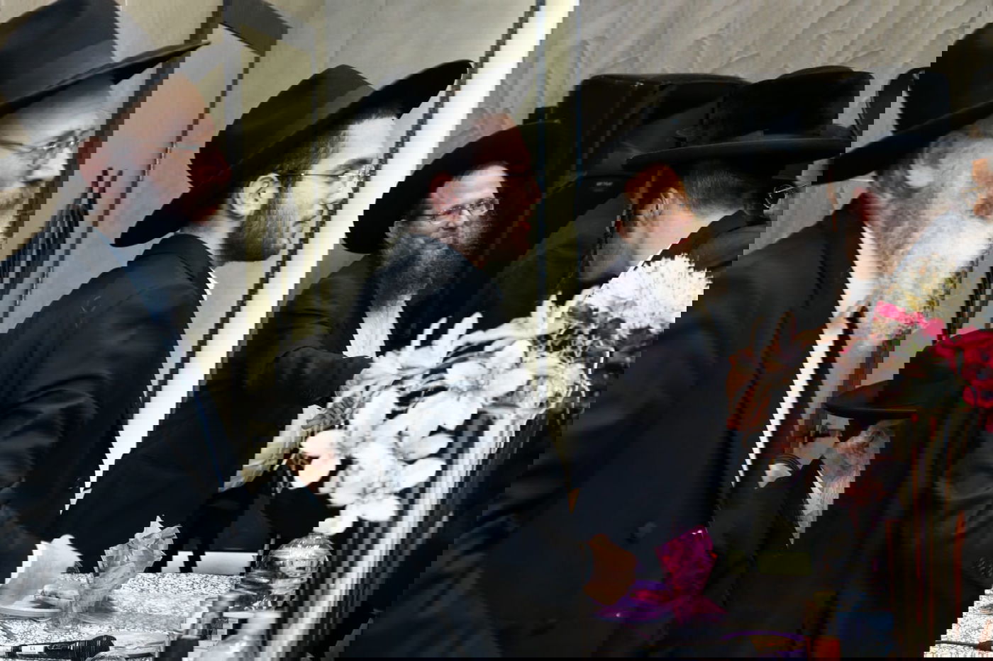 תיעוד: שמחת האירוסין לנכדת ראש ישיבת סלבודקא